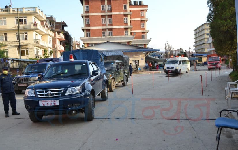 शवदाह गृहको ताल्चा फोडेर संक्रमितको अन्त्येष्टि, शव वाहन नपाएर ट्रकमा