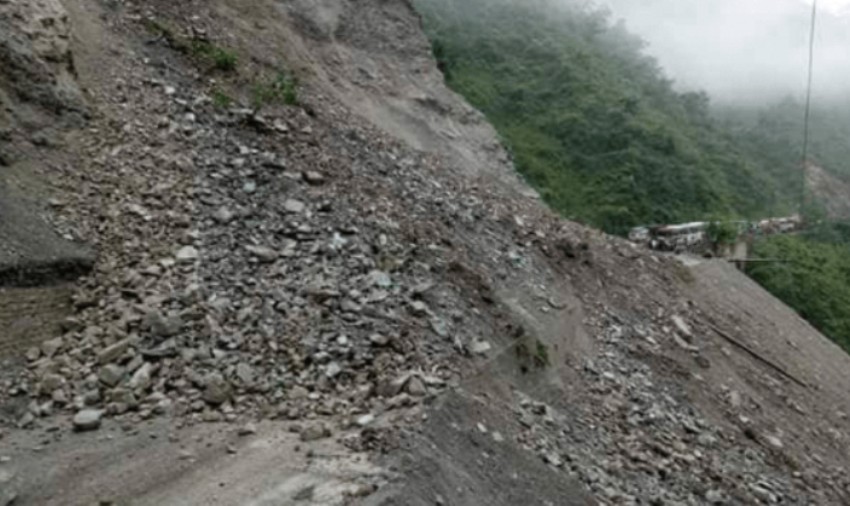 पहिरोमा स्काभेटर पुरियो, दुई चालक बेपत्ता