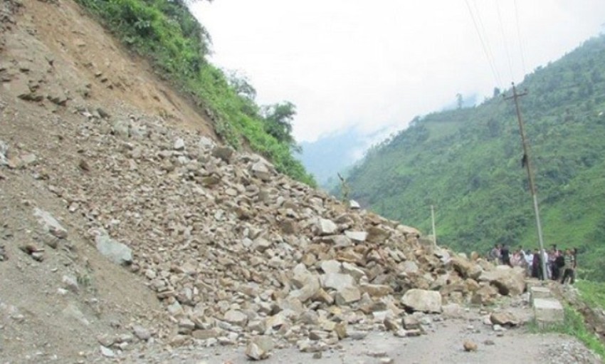 पहिरोले भीमदत्त राजमार्ग अवरुद्ध