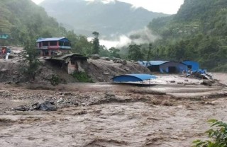 भीषण बाढीले बाह्रबिसेको जम्मु बजार बगायो, २ शव फेला, १९ बेपत्ता