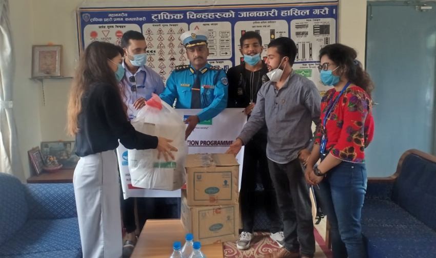 फ्रन्टलाइनमा खटिने ट्राफिक प्रहरीलाई ‘नेबिरा’ले दियो मास्क र साबुन