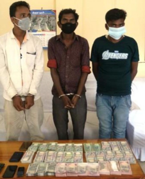नक्कली नोट सहित ३ जना मानिस पक्राउ