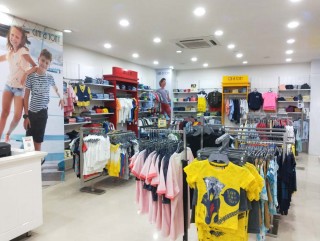 कपडा र जुत्ताका पसल कुन कुन बार खोल्न पाइन्छ ?