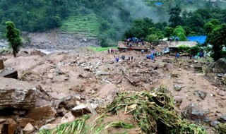 सिन्धुपाल्चोकमा पहिरोले १८ घर पुरियो, ठूलो मात्रामा जनधन क्षति