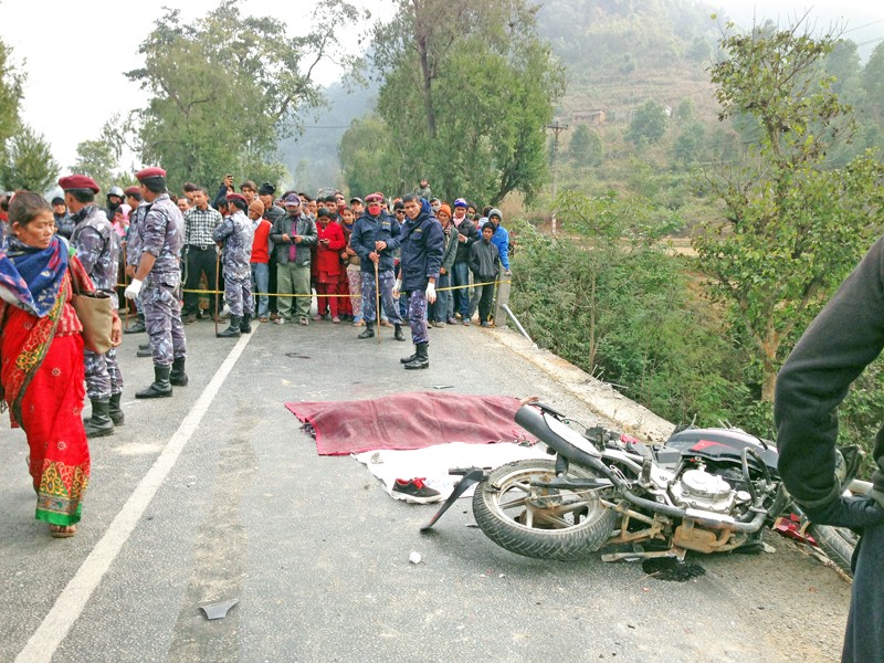 बसले मोटरसाइकललाई ठक्कर दियो, दियाली दाजुभाइकै मृत्यु