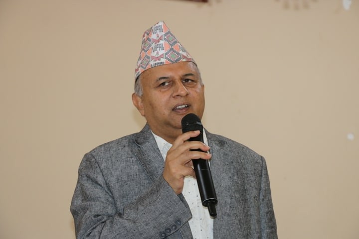 कसले हान्यो प्रदेश ५ का मुख्यमन्त्री पोखरेललाई ढुंगा