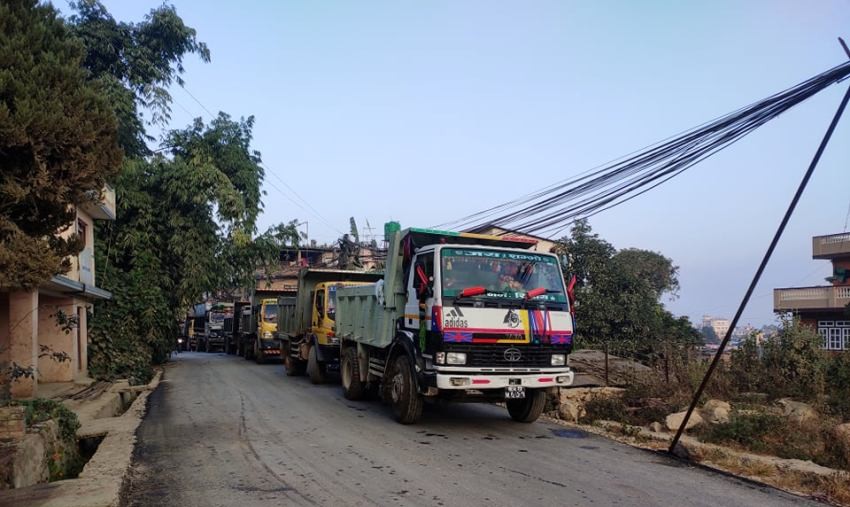 चापागाउँमा टिपर व्यवसायी आन्दोलित