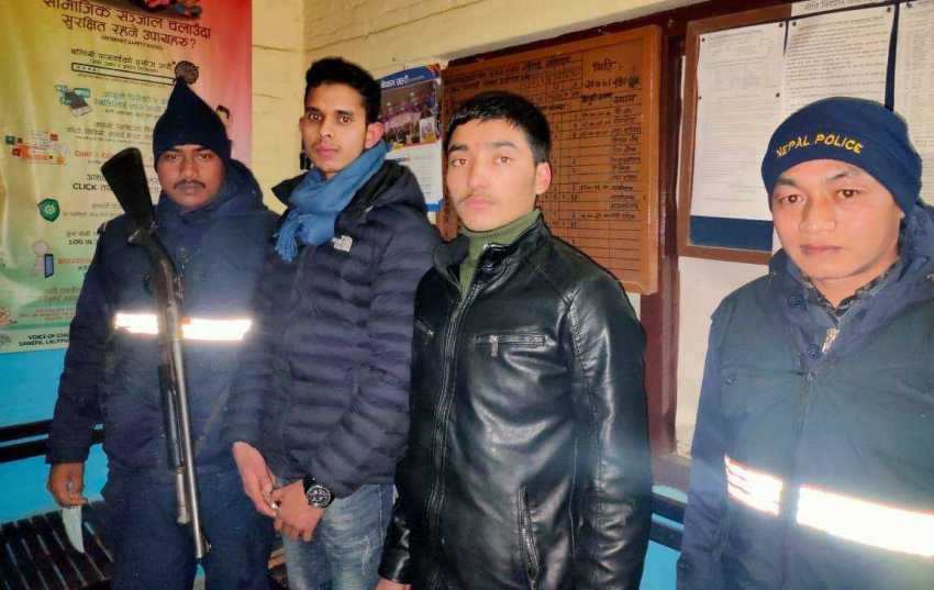 फूल्चोकी जङ्गलमा हराएका दुई व्यक्तिको प्रहरीले गर्यो सकुशल उद्धार