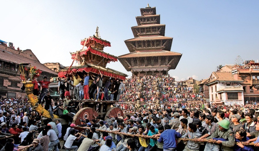 बिस्केट जात्राको रथ तान्दा १९ घाइते, मध्यराति ढुंगा हानाहान