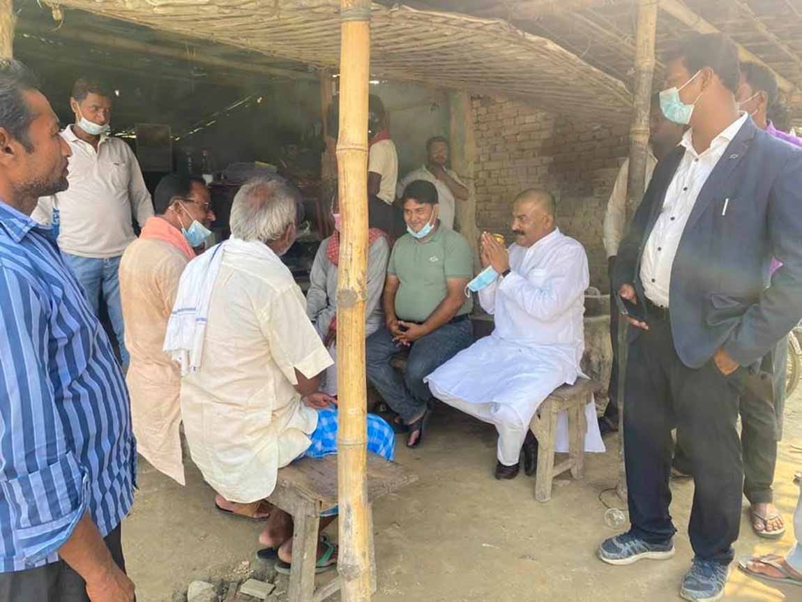 निषेधाज्ञामा एमाले नेताले चुनावी कार्यक्रम सुरु गर्दा प्रहरी रमिते