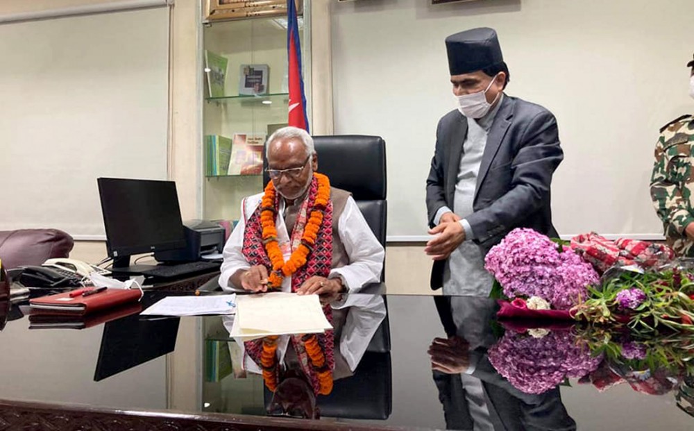 प्रधानमन्त्री ओलीकै नेताहरूले जलाए उपप्रधानमन्त्री महतोको पुत्ला