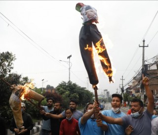 राष्ट्रपति र प्रधानमन्त्रीको पुत्ला दहन