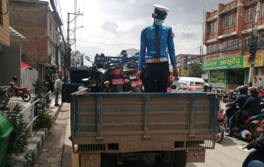 ट्राफिक नियम उल्लंघन गर्ने २५५ सवारी साधन चालकलाई कारवाही