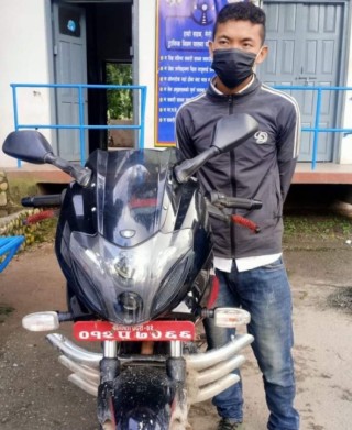 नम्बर प्लेट परिवर्तन गरी चोरीका मोटरसाईकल चलाउने ट्राफिक प्रहरीको नियन्त्रणमा