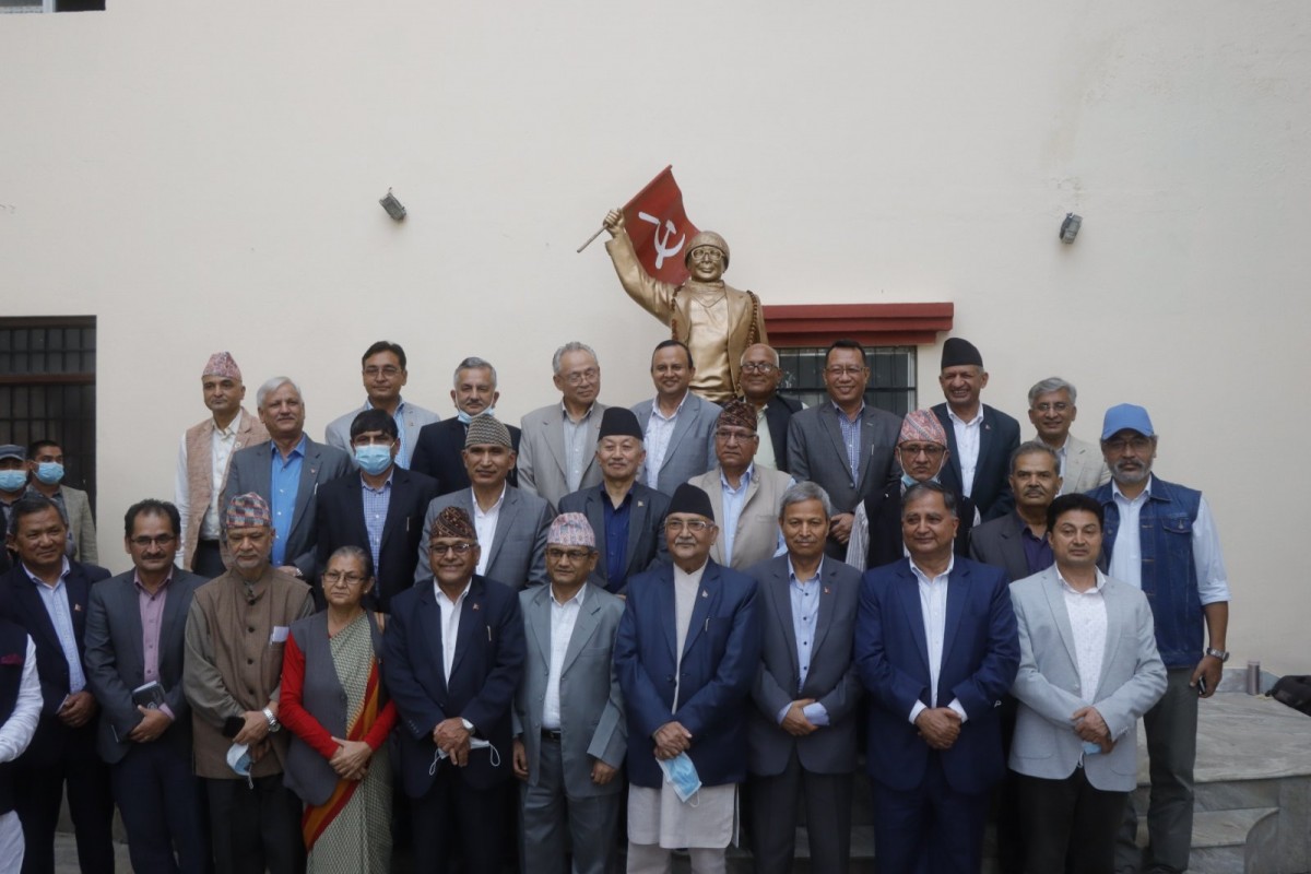 एमालेको विवाद मिल्यो, माधव नेपाल छोड्ने नेता समेटेर कार्दल बन्यो