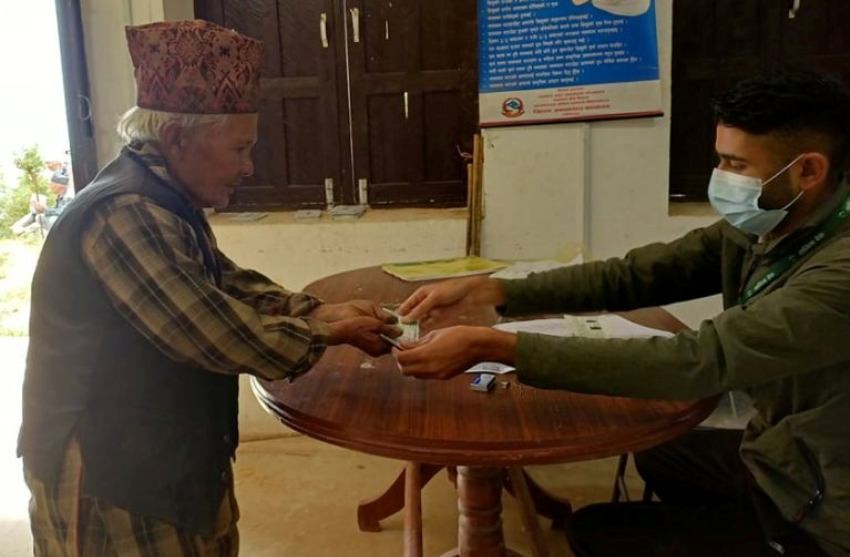 घरमै पुगेर सामाजिक सुरक्षा भत्ता बाड्दै कोन्ज्योसोम गाउँपालिका