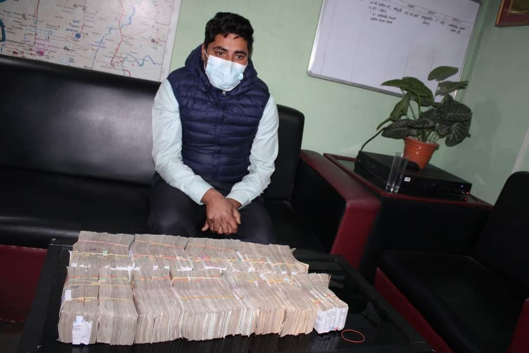 स्रोत नखुलेको ७० लाखसहित ढुंगाना पक्राउ