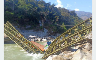 अरुण नदीको बेलिब्रिज भाँचिदा तीन वटा मालबाहक ट्रक नदीमा खसे