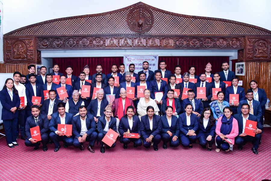 नागरिकको सेवामा इमान्दार बन्न नवनियुक्त शाखा अधिकृतहरुलाई मन्त्री श्रेष्ठको निर्देशन