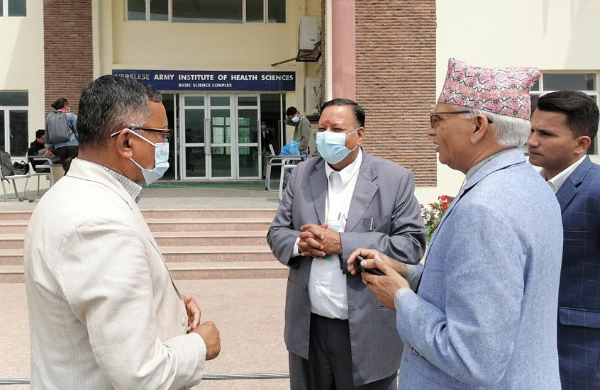 शिक्षक सेवा आयोगको परीक्षा केन्द्रमा शिक्षामन्त्रीको निरीक्षण