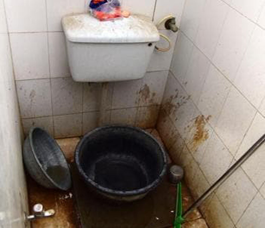 अस्पतालका शौचालय बस्न भन्दा पस्नै गाह्रो