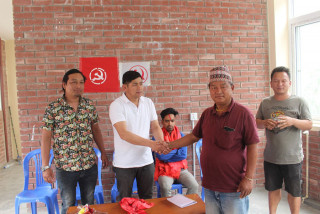 एमालेबाट निर्वाचित वडा अध्यक्ष र पालिका उपसचिव नेकपा (माओवादी केन्द्र) मा प्रवेश