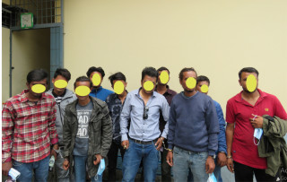 यातायात व्यवस्था कार्यालयमा सेवाग्राहीलाई सेवा लिनबाट अवरोध गर्ने १० जना पक्राउ