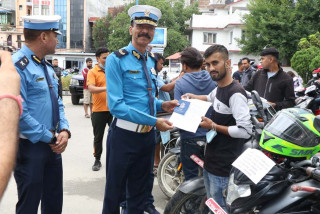 प्रहरी नायव महानिरीक्षक जोशीबाट चोरीको २० वटा मोटरसाईकल सम्बन्धित धनीलाई हस्तान्तरण