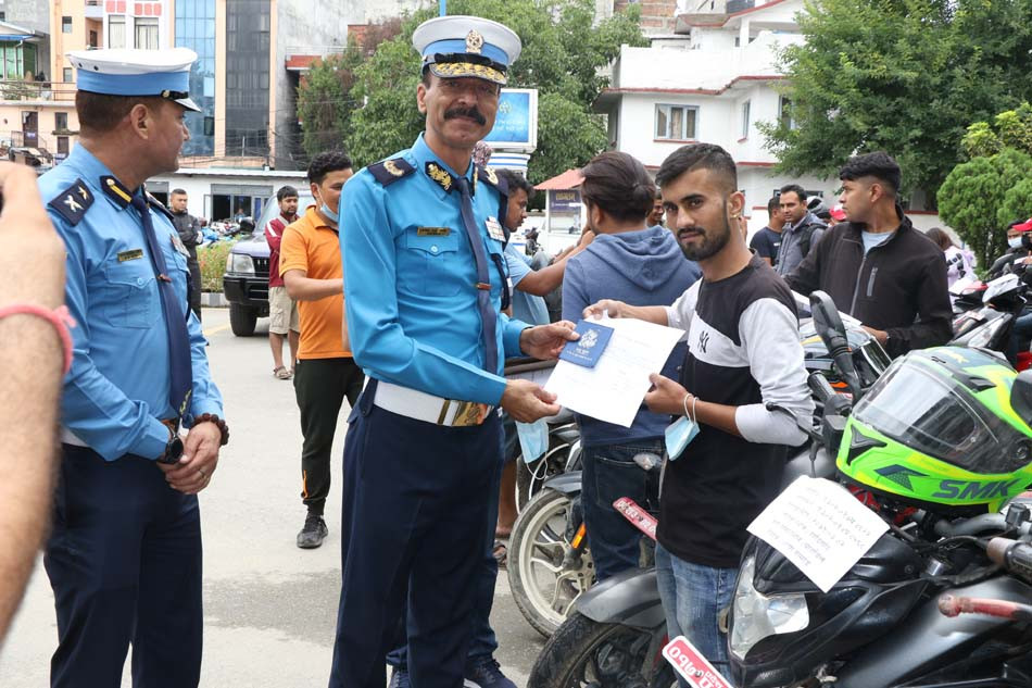 प्रहरी नायव महानिरीक्षक जोशीबाट चोरीको २० वटा मोटरसाईकल सम्बन्धित धनीलाई हस्तान्तरण