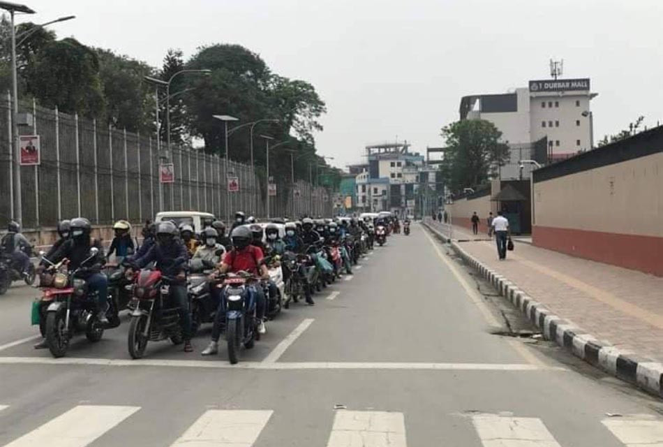 सडकमा लेन अनुशासनलाई थप कडाइ गर्दै ट्राफिक प्रहरी