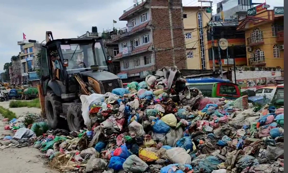 हजुरलाई नमस्ते परोपकारी संस्थाले वाफलस्थित सडक किनारमा थुप्रीएको फोहोर उठायो