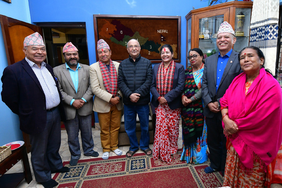महालक्ष्मी नगरपालिकाका पूर्व उपमेयर एमालेमा प्रवेश, पार्टी अध्यक्ष ओलीले गरे स्वागत