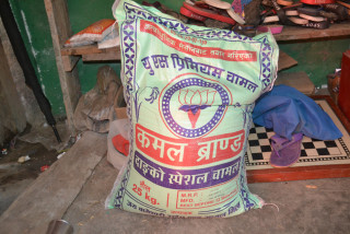 म्याग्दीमा एमालेले मतदाता प्रभावित बनाउन चामल बाँड्यो