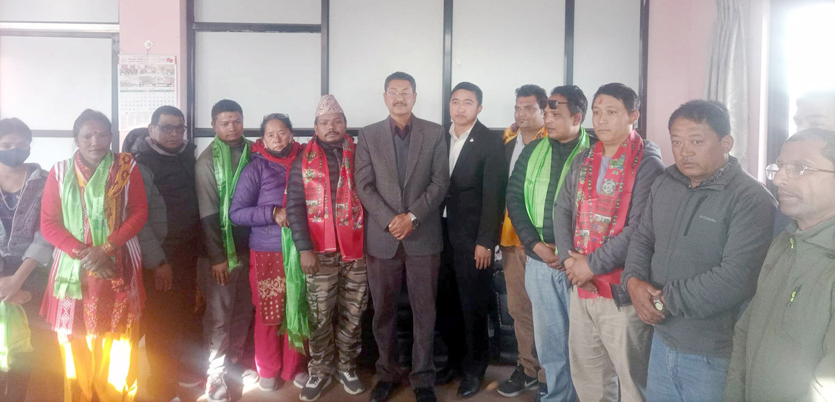 एमाले रामेछापका जिल्ला नेता लामासहित १९ जना माओवादीमा प्रवेश